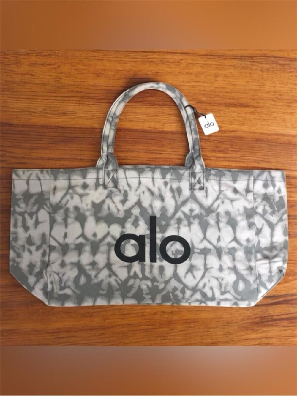 🥰ALO Yoga Gray and White Patterned Tote